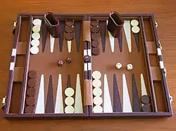 Tablero de backgammon.
