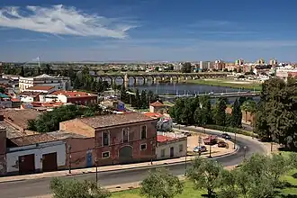 El Guadiana junto al casco antiguo.