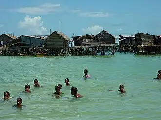 Una aldea flotante Bajau en la Isla Omadal, Sabah, Malasia