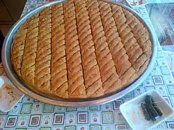 Baklava tradicional en la vitrina de una tienda en Beypazarı, a la derecha unas muestras de "yaprak sarma" para los clientes.