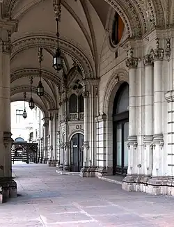 Andrássy út 25., la entrada principal porticada del Palacio Drechsler