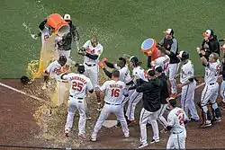 El equipo de béisbol de los Baltimore Orioles celebra un home run contra los Minnesota Twins con una "ducha de Gatorade".