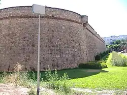 Lienzo sur en el entronque con orejón y garita de vigilancia