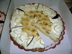Un pastel de plátano adornado con rodajas de plátano