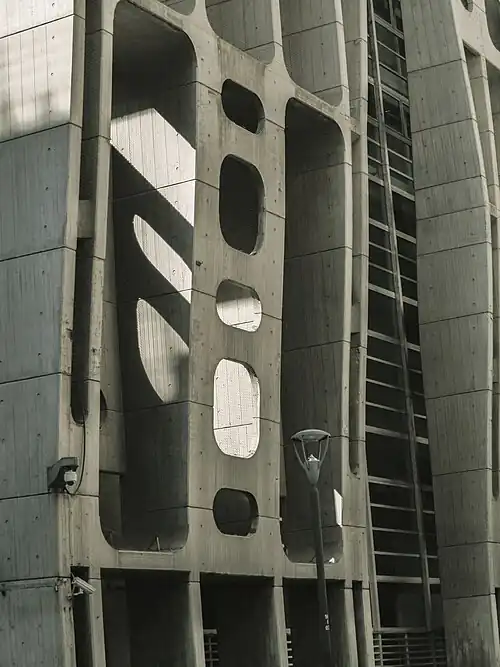 Estructura de hormigón en el exterior del Banco Hipotecario S.A. (ex Banco de Londres)