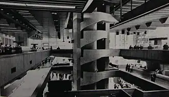 La columna-escalera funciona como eje central del edificio