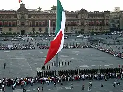 Ceremonia de arriamiento de la bandera monumental en la plaza de la Constitución a las 18:00 (UTC-06:00).