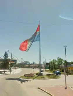 Bandera al ingreso de la ciudad