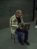 Bandoneonista en el área subterránea de la Estación Constitución, Buenos Aires (2011).