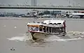 Una embarcación de la línea Naranja rumbo al muelle Phra Arthit.