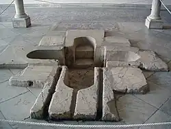 Baptistère déposé au sol dans une salle du musée national du Bardo.