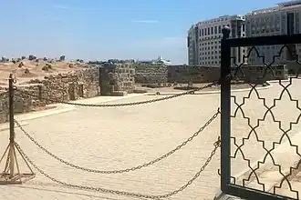 Tumbas de Fátima (tumba sola delante) y Hasan, Zayn al-Abidín, Báqir y Yaáfar (segunda fila de derecha a izquierda, las cuatro tumbas una al lado de la otra), y Abbás ibn Abd al-Muttálib (tumba sola a la derecha).