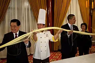 El presidente chino, Hu Jintao, y el presidente estadounidense, Barack Obama, participan en la elaboración de Lamian en Beijing.