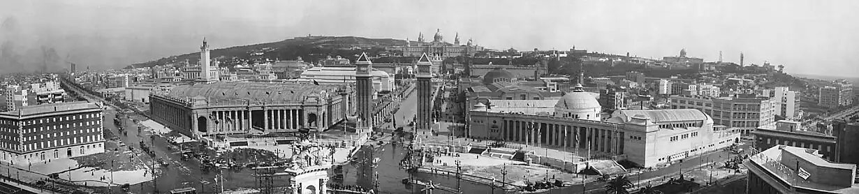 Las torres venecianas durante la Exposición en 1929, con la desaparecida balaustrada al pie.