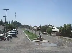 Monumento al ingreso de Barda del Medio.