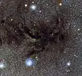 Esta imagen muestra a Barnard 59, parte de la enorme nube oscura de polvo interestelar llamada nebulosa de la Pipa. (Imagen ESO, Observatorio Europeo del Sur).