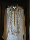 Un tagalog barong colocado a contraluz, mostrando la translucidez de la tela.