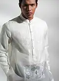 Jusi barong tagalog estilo moderno de jusi barong con cuello de banda