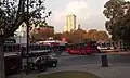 Paradas de colectivos de la avenida, situadas en las Barrancas de Belgrano.