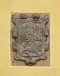 Escudo sobre la puerta de entrada al barrio moro.