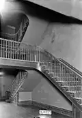 Escaleras en el lado oeste del salón principal.