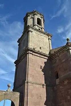 Torre en tres cuerpos empleando los órdenes clásicos