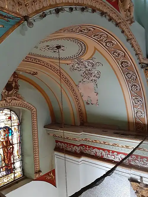 Vestigios de la iluminación eléctrica instalada en 1927 en arcos y cornisas.