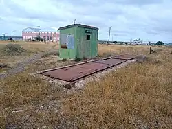 Báscula en perfecta conservación frente al andén de la estación.