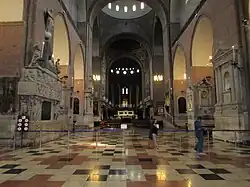 Interior de la basílica