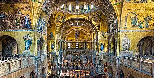 Los mosaicos azul brillante y dorados de San Marcos