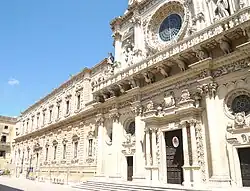 La fachada y los Celestini.