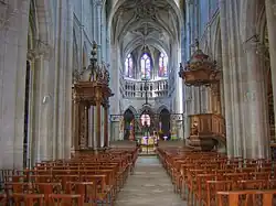 Interior de la basílica