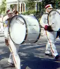 Bombos en una banda en la calle.