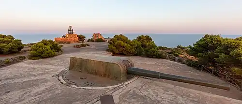 Cañón Vickers Modelo 1926 de 381/45 mm, situado al sureste.