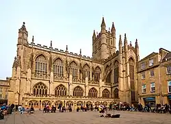 Abadía de Bath, fundada en el siglo VII, reorganizada en el X y reconstruida en XII-XVI, ejemplo de gótico perpendicular