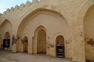 La mezquita de Bay'ah es la mezquita de las afueras de La Meca, en Arabia Saudita. Se construyó por orden del califa abasí Al-Mansur en 761/762 en el lugar de al-Bay'ah, es decir, el lugar donde el profeta Mahoma se reunió con los Ansar (los partidarios) y tomaron el juramento ('bay'ah). esta mezquita es un gran ejemplo de la arquitectura abasí.