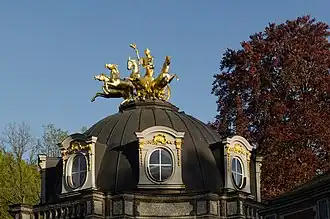 Cuadriga con Apolo (1969), de Richard Stammberger y Bernhard Krauss, en el Templo del Sol del Hermitage, en Bayreuth