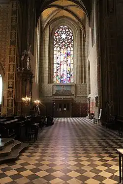 Parte sur del transepto con el rosetón .