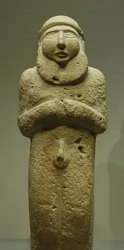 Estatua orante de un hombre barbado que quizá represente a un rey-sacerdote (c. 3300 a. C.). Periodo de Uruk.
