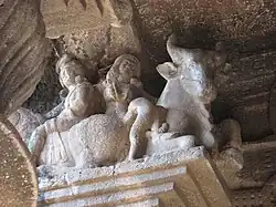 Detalle de los relieves de la entrada principal