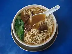 Lamian con ternera en Manila.