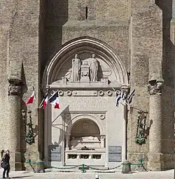 El monumento a los muertos, a los pies del beffroi