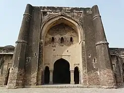 La mezquita Begumpur (ca. 1375-1380), en Delhi, representativa del estilo del período tughlaq