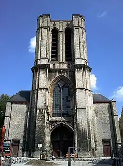 La torre de la iglesia San Miguel de Gante, inacabada, planeada para alcanzar 132 m