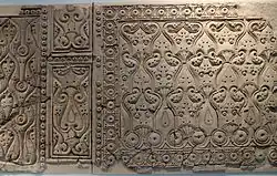Panel decorativo de estuco, en Estilo C o "estilo biselado", de Samarra (en el Museo de Arte Islámico de Berlín)