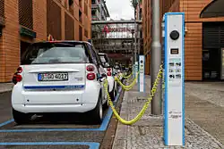Poste de recarga eléctrico en Potsdamer Platz (Berlín, Alemania).