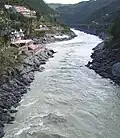 El Bhagirathi (primer plano) en su camino al encuentro con el sedimentoso río Alaknanda, que le entra por la izquierda, en Devprayag, a partir del cual se conoce como Ganges.