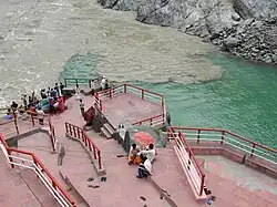 Otra vista de la confluencia del Bhagirathi (a la derecha) y el Alaknanda (izquierda) en Devprayag.