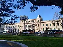 Fachada de la Biblioteca Pública de la Universidad Nacional de La Plata frente a Plaza Rocha.