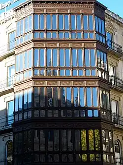 Detalle de la fachada del edificio de la BBK esquina Gran Vía de Don Diego López de Haro